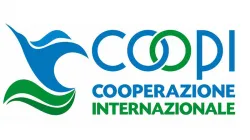 Logo de la Cooperazione Internazionale dont les responsables répondent à la COVID-19 au Malawi. / Cooperazione Internazionale