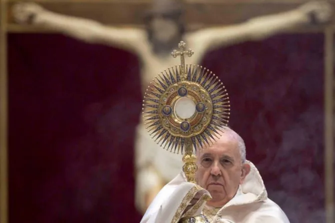 Adoration eucharistique après la messe de la Fête-Dieu du pape, le 14 juin 2020. | Vatican Media/CNA.