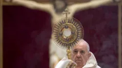 Adoration eucharistique après la messe de la Fête-Dieu du pape, le 14 juin 2020. | Vatican Media/CNA. / 