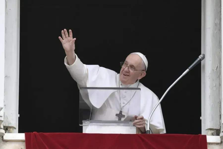 Le pape François salue pendant son discours de l'Angélus au Vatican, le 8 août 2021. Médias du Vatican.