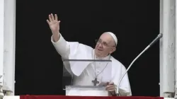 Le pape François salue le public pendant lors de l'Angélus au Vatican, le 8 août 2021. Vatican Media. / 