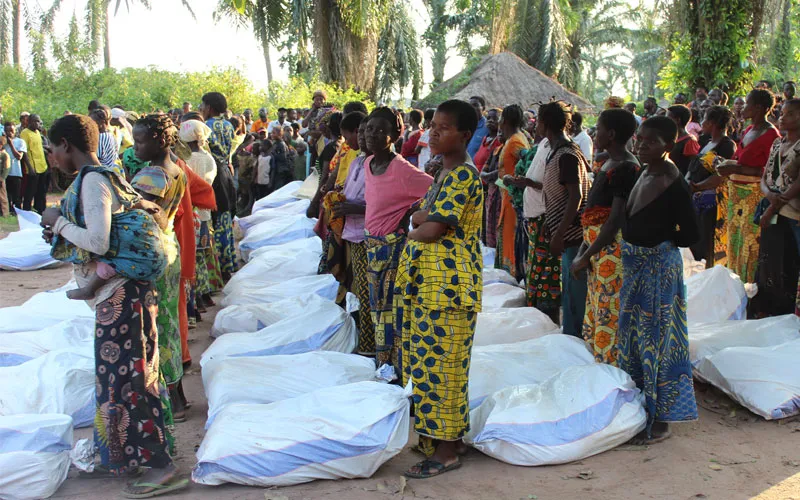 Les personnes démunies reçoivent des intrants agricoles de Caritas RD Congo ASBL dans le diocèse de Luiza Caritas RD Congo ASBL/Facebook