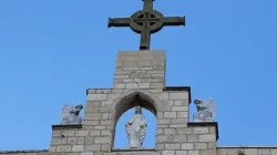 Une croix au sommet du séminaire de Beit Jala, en Palestine. | Aide à l'Église en détresse. / 