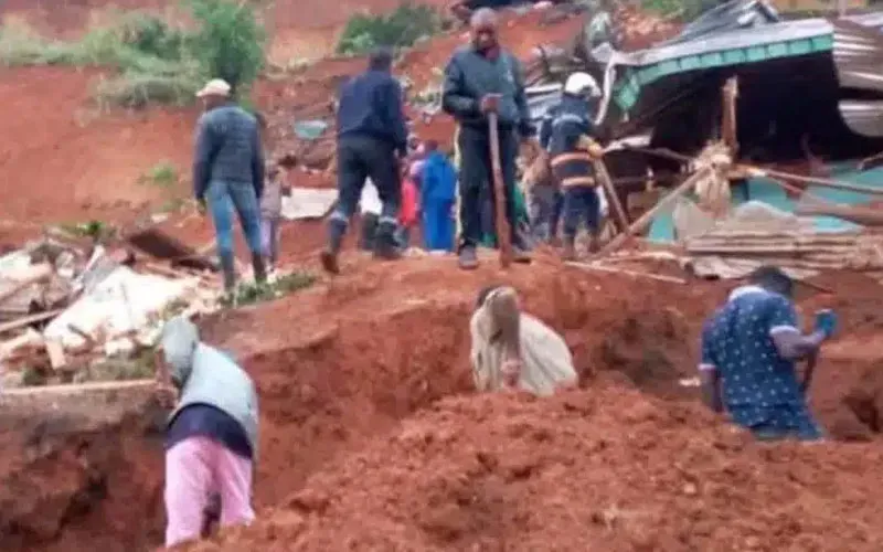 Les secouristes luttent pour sauver les personnes piégées sous terre dans le quartier de Damas, dans l'archidiocèse de Yaoundé au Cameroun.