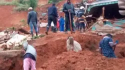 Les secouristes luttent pour sauver les personnes piégées sous terre dans le quartier de Damas, dans l'archidiocèse de Yaoundé au Cameroun. / 
