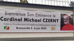 Une bannière accueillant le cardinal Michael Czerny à l'occasion du 140e anniversaire de l'évangélisation de la République du Congo (Congo Brazzaville). Crédit : DPIHD / 