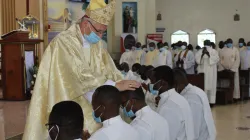 Mgr Hubertus van Megen imposant les mains aux candidats à l'ordination diaconale lors de la messe à la paroisse St. John the Evangelist, Karen de l'archidiocèse de Nairobi. / ACI Afrique