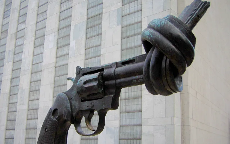 « Non-violence », le revolver noué exposé au Siège de l’ONU à New York, est une sculpture réalisée par Fredrik Reuterswärd et un cadeau du Gouvernement du Luxembourg aux Nations Unies. Domaine Public