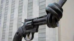 « Non-violence », le revolver noué exposé au Siège de l’ONU à New York, est une sculpture réalisée par Fredrik Reuterswärd et un cadeau du Gouvernement du Luxembourg aux Nations Unies. / Domaine Public