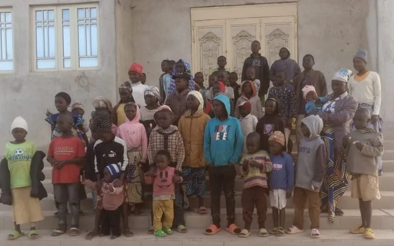 Un groupe de chrétiens dans l'État du Plateau, au Nigeria, où 200 personnes ont été tuées pendant la période de Noël. Crédit : AED