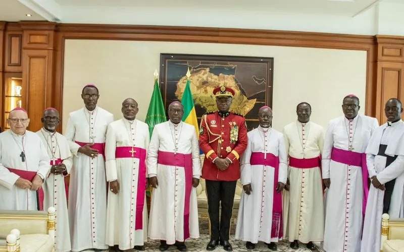 Le général Brice Oligui Nguema avec les membres de la Conférence épiscopale du Gabon (CEG) lors de l'audience du 15 janvier 2024. Crédit : Présidence du Gabon