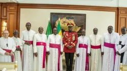 Le général Brice Oligui Nguema avec les membres de la Conférence épiscopale du Gabon (CEG) lors de l'audience du 15 janvier 2024. Crédit : Présidence du Gabon / 
