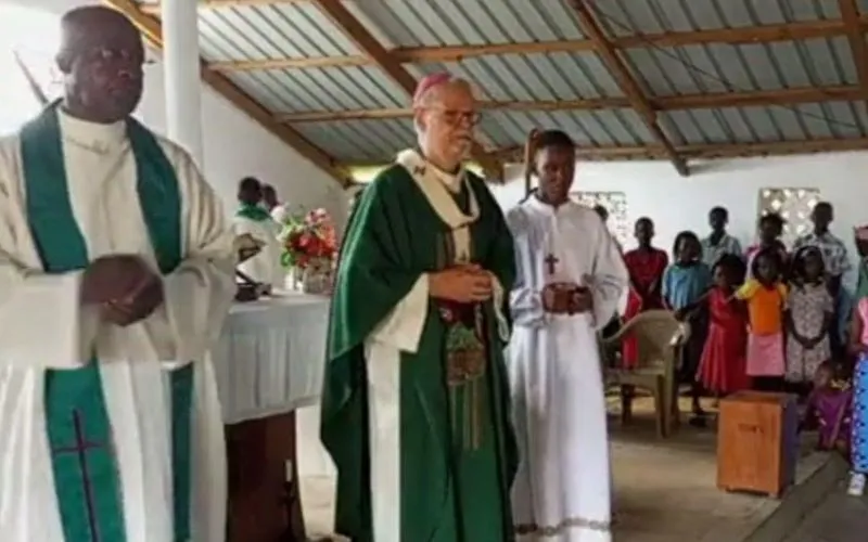 Mgr Claudio Dalla Zuanna avec le nouveau curé de la paroisse Notre-Dame de l'Immaculée Conception Nhamatand de l'archidiocèse de Beira, au Mozambique, le père António Ticaqui Augusto. Crédit : Archidiocèse de Beira