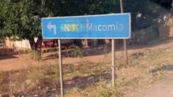 Une route menant à Macomia, un district en proie à l'insurrection dans la province septentrionale de Cabo Delgado, au Mozambique. Crédit : Denis Hurley Peace Institute (DHPI) / 