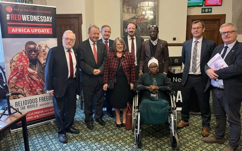 Margaret et Dominic Attah avec Lord Alton et d'autres parlementaires lors du #RedWednsday 2023. Crédit : AED