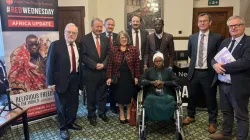 Margaret et Dominic Attah avec Lord Alton et d'autres parlementaires lors du #RedWednsday 2023. Crédit : AED / 