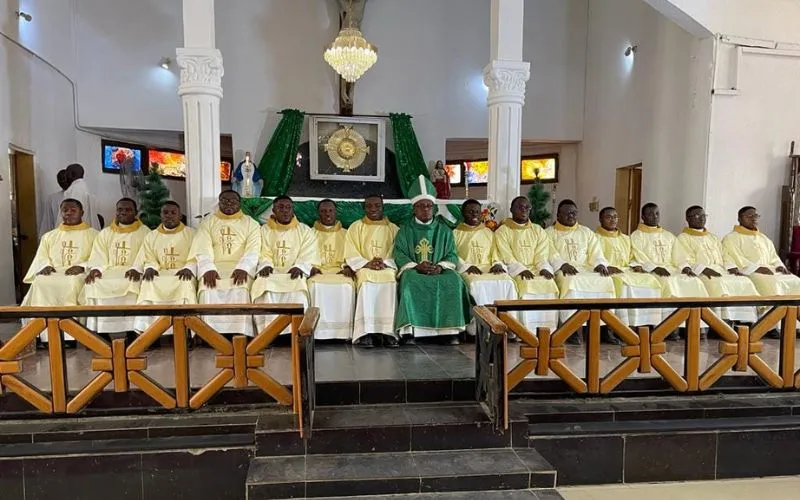 Mgr Anselm Umoren, évêque auxiliaire de l'archidiocèse catholique d'Abuja, avec les 14 diacres qu'il a ordonnés le 14 janvier 2024. Crédit : Archidiocèse d'Abuja