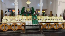 Mgr Anselm Umoren, évêque auxiliaire de l'archidiocèse catholique d'Abuja, avec les 14 diacres qu'il a ordonnés le 14 janvier 2024. Crédit : Archidiocèse d'Abuja / 