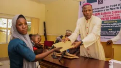 Mgr Stephen Dami Mamza remettant la somme de 150 000 Naira à l'une des victimes de l'insurrection de Boko Haram. Crédit : Diocèse de Yola / 