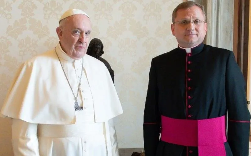 Mgr Janusz Urbańczyk avec le pape François à Rome. Crédit : Vatican Media