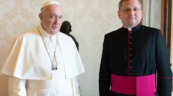 Mgr Janusz Urbańczyk avec le pape François à Rome. Crédit : Vatican Media / 