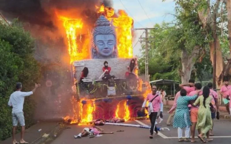 Au moins six personnes sont mortes et 17 autres ont été blessées lorsque le kanvar (statue) a heurté des lignes à haute tension à Triolet, Arsenal. Crédit : Le Mauricien