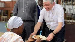 Mgr Giovanni Gaspari lors d'activités pastorales en Angola. Crédit : Vatican Media / 