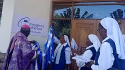 Mgr Philip Anyolo, archevêque de l'archidiocèse de Nairobi au Kenya, dévoilant la nouvelle marque des Filles de Saint-Paul (Sœurs pauliniennes) le vendredi 8 mars 2024 dans leur chapelle à Nairobi. Crédit : ACI Afrique / 