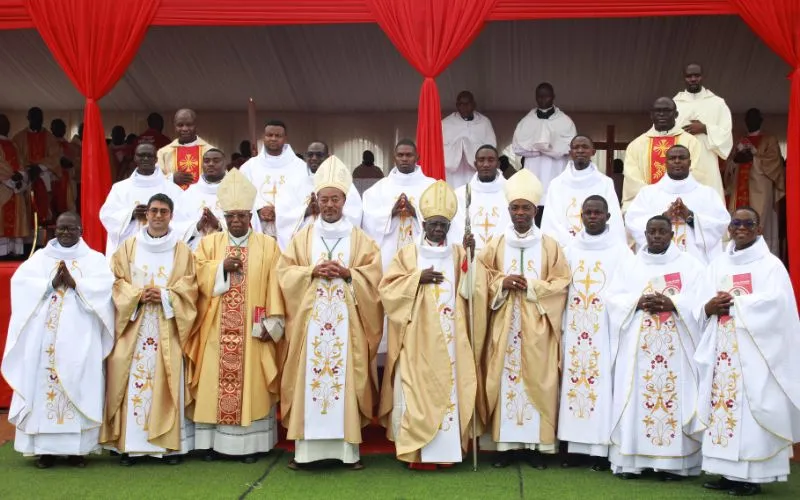 Le cardinal Robert Sarah, les évêques catholiques et les prêtres nouvellement ordonnés à la fin de la messe. Crédit : ACI Afrique