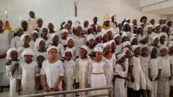 Mgr Gerald Mamman Musa avec quelques-uns des candidats qui ont reçu le baptême au cours de la messe de la veillée pascale. Crédit : Diocèse catholique de Katsina / 