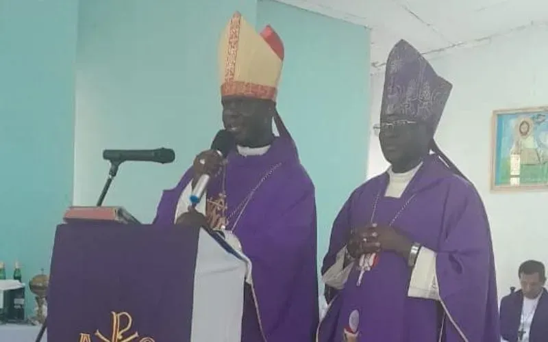 Mgr Henry Juma Odonya, évêque du diocèse de Kitale, lisant le message au nom des membres de la Conférence des évêques catholiques du Kenya (KCCB) lors de la messe de paix à la frontière de Kainuk, le dimanche 10 mars 2024. Crédit : Diocèse de Lodwar
