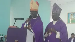 Mgr Henry Juma Odonya, évêque du diocèse de Kitale, lisant le message au nom des membres de la Conférence des évêques catholiques du Kenya (KCCB) lors de la messe de paix à la frontière de Kainuk, le dimanche 10 mars 2024. Crédit : Diocèse de Lodwar / 