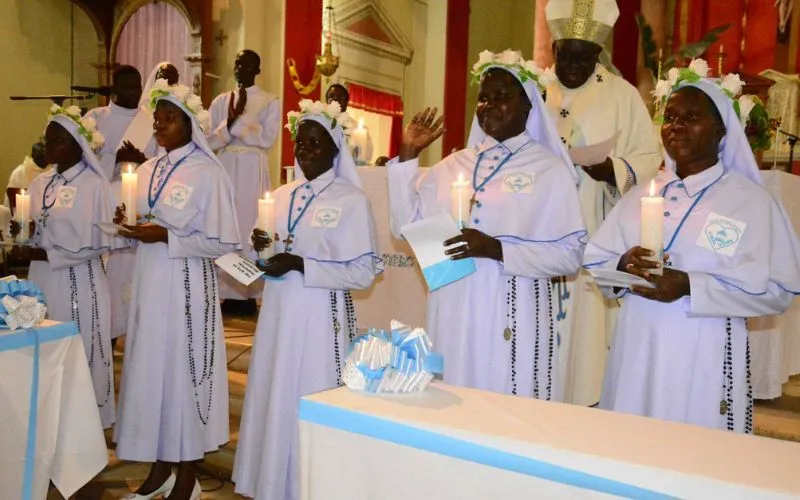 Mgr John Baptist Odama avec des membres des Petites Sœurs de Marie Immaculée de Gulu (LSMIG). Crédit : Uganda Catholics Online