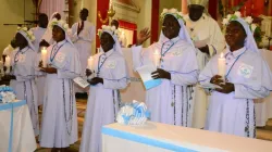 Mgr John Baptist Odama avec des membres des Petites Sœurs de Marie Immaculée de Gulu (LSMIG). Crédit : Uganda Catholics Online / 