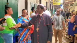 Mgr Andrew Fuanya Nkea, archevêque de l'archidiocèse catholique de Bamenda au Cameroun, réconfortant les personnes touchées par l'incendie qui a ravagé des centaines de boutiques du marché central de son siège métropolitain le mois dernier. Crédit : Archidiocèse de Bamenda / 