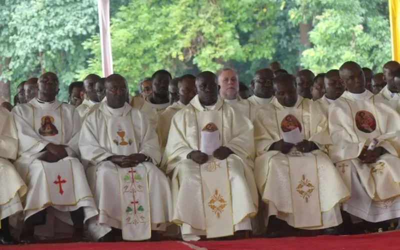 Une section de prêtres, dont le père Jeff Duaime, lors de la consécration épiscopale de deux évêques auxiliaires pour l'archidiocèse de Nairobi, le 6 avril 2024. Crédit : ACI Afrique