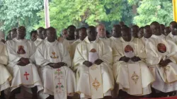 Une section de prêtres, dont le père Jeff Duaime, lors de la consécration épiscopale de deux évêques auxiliaires pour l'archidiocèse de Nairobi, le 6 avril 2024. Crédit : ACI Afrique / 