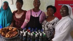 Sœur Ushie Grace Imaji avec quelques bénéficiaires du programme d'autonomisation. Crédit : ACI Afrique / 