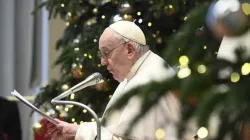 Le pape François s'adresse à des diplomates internationaux au Saint-Siège le 9 janvier 2023, dans la salle des bénédictions du Vatican. | Vatican Media / 