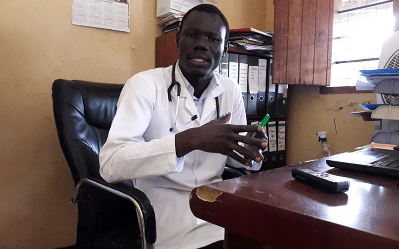 Dr Edwin Ivan Obore de l'hôpital de la mission Sainte Thérèse dans le diocèse de Torit au Soudan du Sud. Radio Emmanuel du Diocèse de Torit / Page Facebook