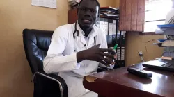Dr Edwin Ivan Obore de l'hôpital de la mission Sainte Thérèse dans le diocèse de Torit au Soudan du Sud. / Radio Emmanuel du Diocèse de Torit / Page Facebook