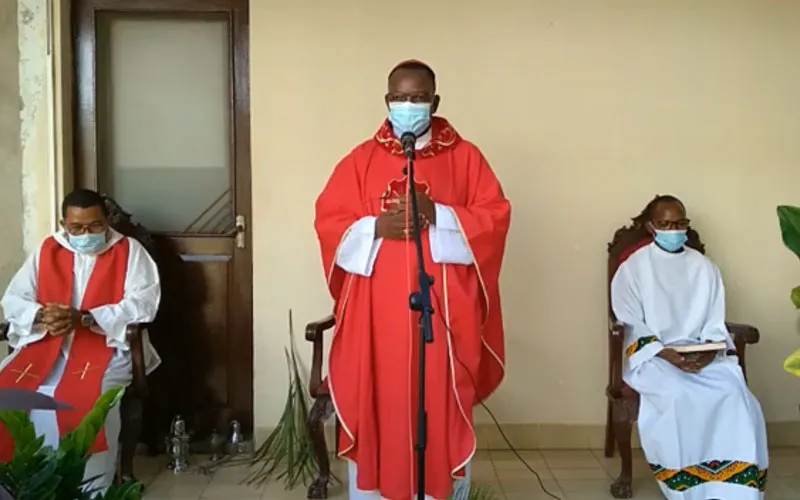 Mgr António Juliasse Ferreira Sandramo pendant la messe du dimanche des Rameaux diffusée en direct sur Facebook.