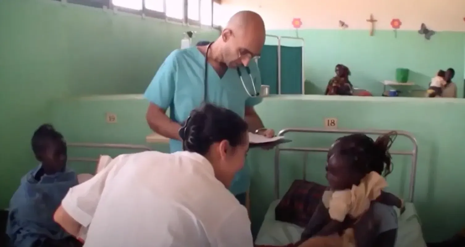 Le docteur Tom Catena est un médecin catholique et un missionnaire au service des populations des monts Nouba, dans une région contestée entre le Soudan et le Sud-Soudan. African Mission Healthcare