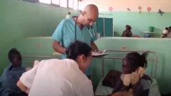 Le docteur Tom Catena est un médecin catholique et un missionnaire au service des populations des monts Nouba, dans une région contestée entre le Soudan et le Sud-Soudan. African Mission Healthcare / 