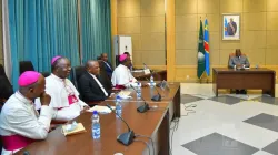 Les membres de la Conférence épiscopale nationale du Congo (CENCO) avec le président Félix Tshisekedi lors d'une audience le lundi 9 novembre 2020. / Site de la Conférence épiscopale nationale du Congo (CENCO).