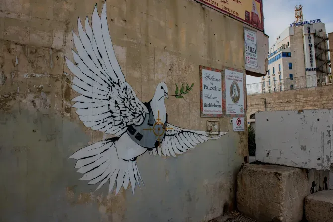 La célèbre colombe blindée de la paix de Banksy, la peinture d'une colombe de la paix portant un gilet pare-balles. La colombe est peinte sur un mur près du mur de séparation entre Bethléem (Territoires palestiniens) et Israël. 18 novembre 2023. | Crédit photo : Marinella Bandini