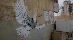 La célèbre colombe blindée de la paix de Banksy, la peinture d'une colombe de la paix portant un gilet pare-balles. La colombe est peinte sur un mur près du mur de séparation entre Bethléem (Territoires palestiniens) et Israël. 18 novembre 2023. | Crédit photo : Marinella Bandini / 