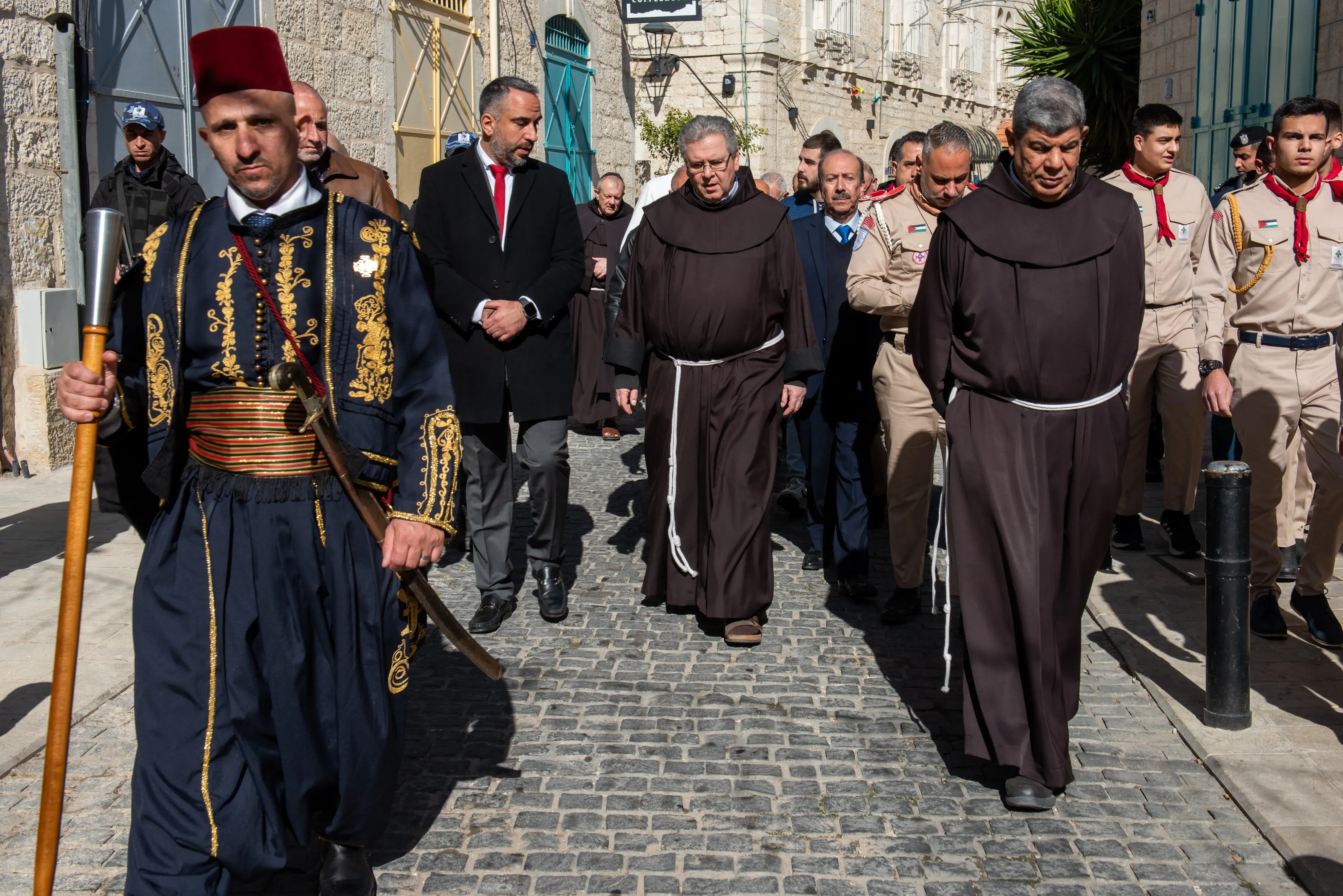 Le père Francesco Patton, custode de Terre Sainte, traverse les rues vides de Bethléem lors de l'entrée solennelle dans la basilique de la Nativité, le 6 janvier 2024.