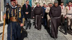 Le père Francesco Patton, custode de Terre Sainte, traverse les rues vides de Bethléem lors de l'entrée solennelle dans la basilique de la Nativité, le 6 janvier 2024. / 