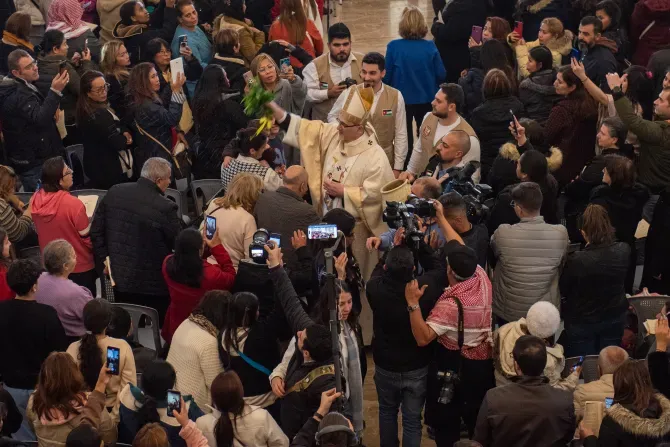 Le cardinal Pierbattista Pizzaballa, patriarche latin de Jérusalem, bénit le peuple avec l'eau qu'il a recueillie dans le Jourdain. Le cardinal a présidé la messe de la fête du baptême, le vendredi 12 janvier, près du Jourdain. | Crédit photo : Marinella Bandini